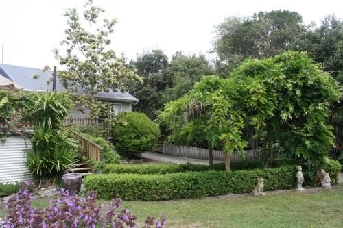 Cedar Road Cottage0