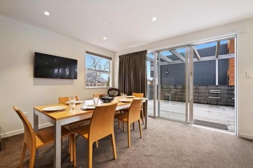 The Manuka Lookout - Wanaka Holiday Home1