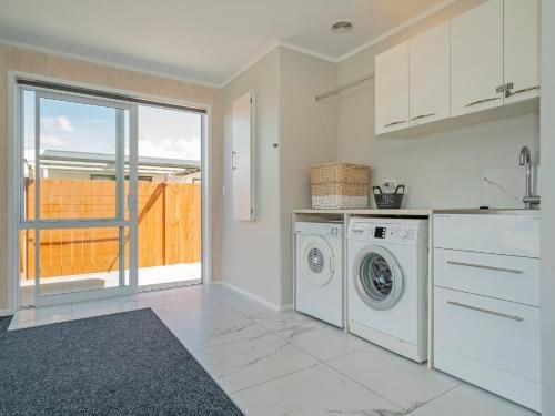 Modern Beach Pad - Whitianga Holiday Home2