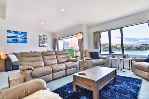 Executive Three-Bedroom Apartment with Lake View