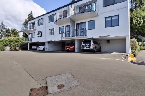 Executive Three-Bedroom Apartment with Lake View