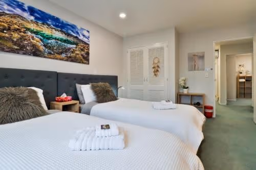 Executive Three-Bedroom Apartment with Lake View