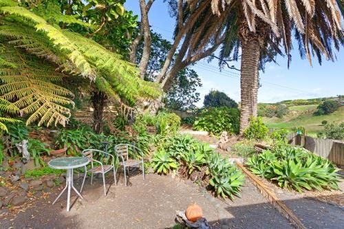 Pohutukawa Sea Views2