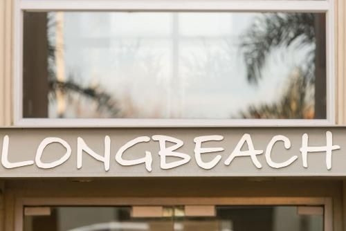Modern & Chic Beach Apartment - Location & Views3