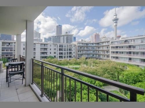 Spacious Apt w/Harbour View, Free Parking & Pool!1