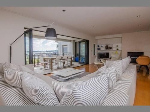 Spacious Apt w/Harbour View, Free Parking & Pool!0