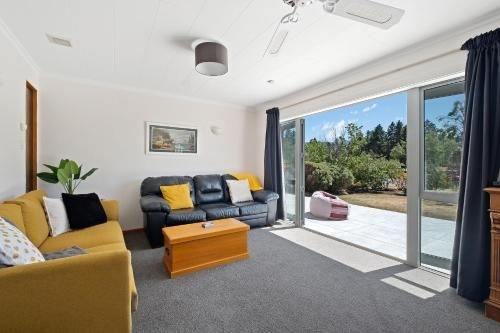 Getaway on the Green - Cromwell Holiday Home2