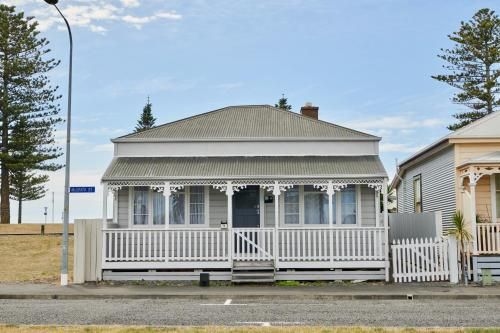 Sun Seeker's Cottage - Napier Holiday Home0
