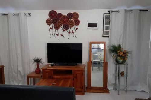 Beautiful And Bright Studio Apartment Near Botany Downs0