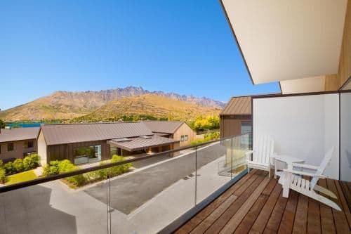 Apartment with Mountain View