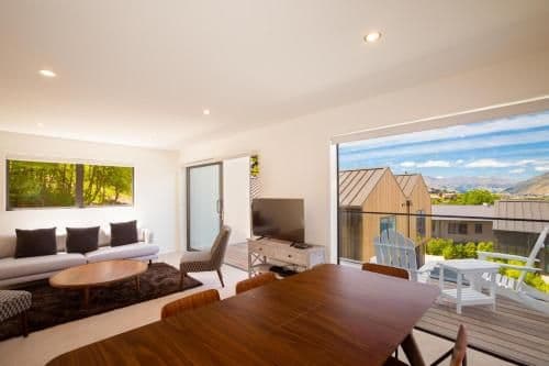 Apartment with Mountain View