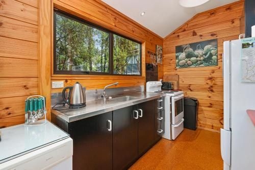 Puka Lodge (Rear dwelling) - Pukawa Bay Holiday Home3