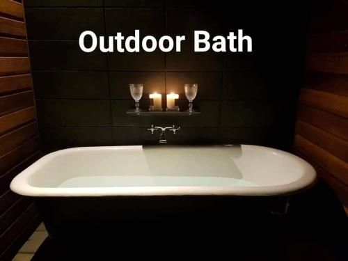 Designer Cabin - with outdoor bath! (Designer Cabin)4