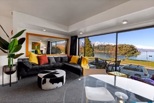 CENTRAL LAKEFRONT APARTMENT0