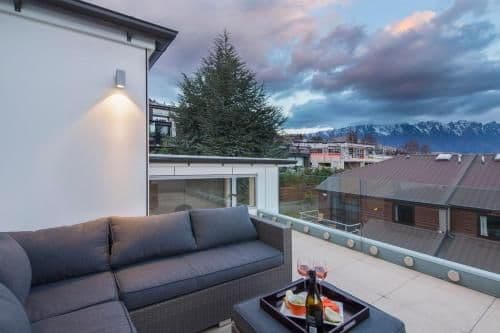 Apartment with Mountain View