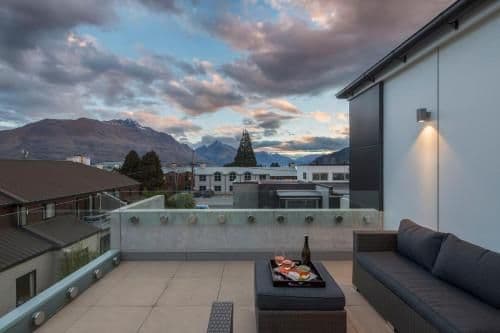 Apartment with Mountain View