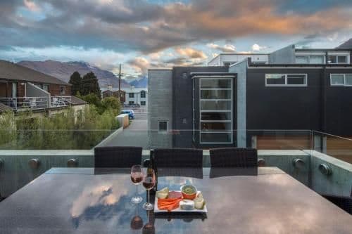 Apartment with Mountain View