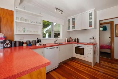 North Cole Cottage - Hatepe Lake Front and Pet Friendly Holiday Home3