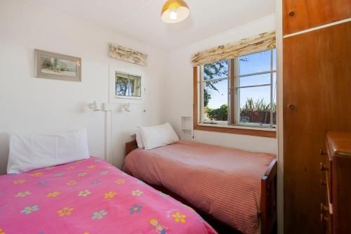 North Cole Cottage - Hatepe Lake Front and Pet Friendly Holiday Home2