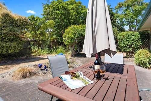 Palm Tree Haven - Papamoa Holiday Home3