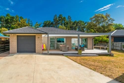 Rose's Beach Pad - Matarangi Holiday Home0
