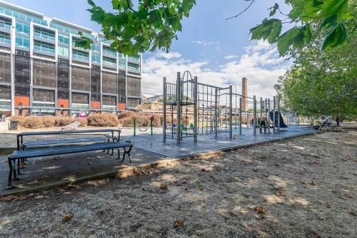 Downtown Duplex W/ Free Parking near Victoria Park4