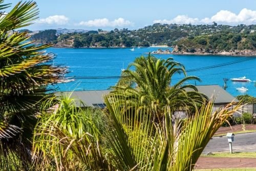 Oneroa Views With Spa Pool - Waiheke Holiday Home2