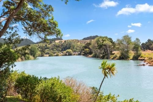 Waterfront Estuary Escape - Raglan Holiday Home4
