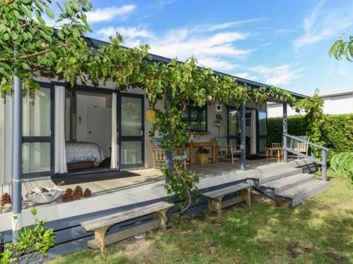 Whamoori - Waimarama Beach Bach0