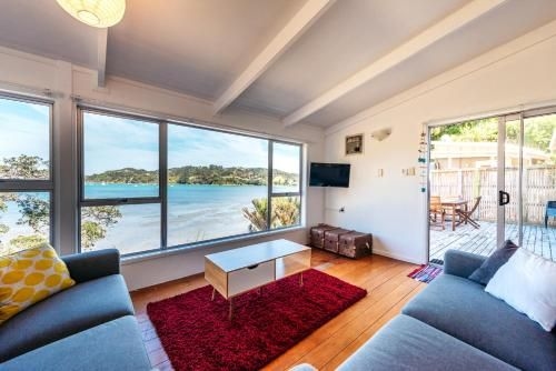 Beachfront Seclusion - Oneroa Holiday Home0