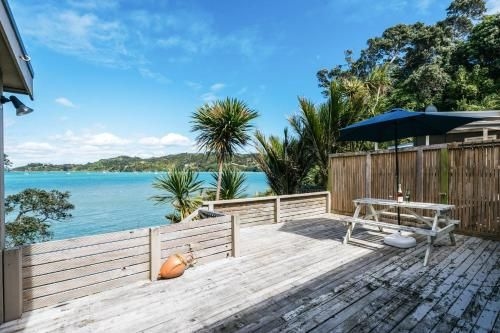 Beachfront Seclusion - Oneroa Holiday Home3