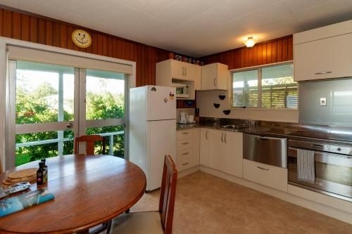 Raines Retreat with Spa - Taipa Beach Bach1