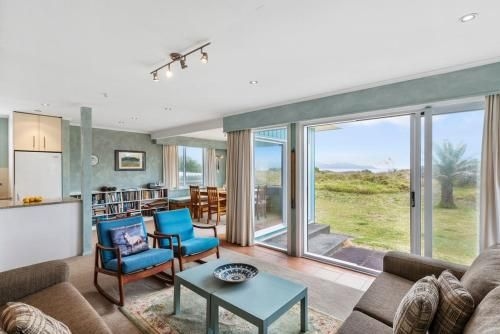 La Casa de la Playa - Beachfront Waikanae Holiday Home0