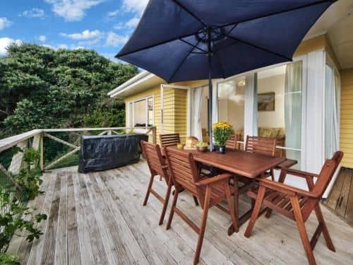 Surfer's Sunshine Cottage - Piha Holiday Home Surfer's Sunshine Cottage - Piha Holiday Home