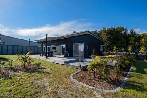 The Sunshine Bungalow - Mangawhai Heads Holiday Home1