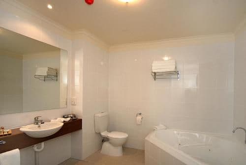 One-Bedroom Suite with Spa Bath