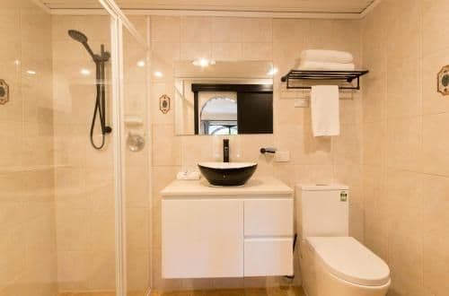 Single Level Queen with Spa