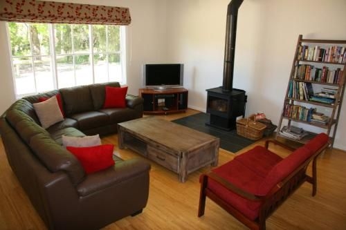 Maple House - The ideal retreat for family and friends. (Maple House - The Ideal Retreat For Family And Friends.)1
