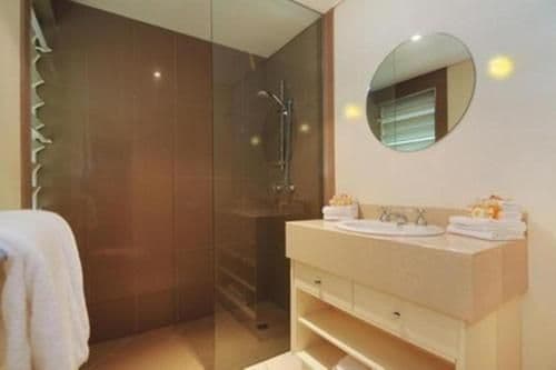 Two-Bedroom Apartment with 1 Bathroom and Pool View