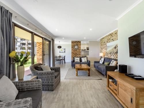 19 'Bay Parklands', 2 Gowrie Avenue - ground floor renovated unit with water views & WIFI (19 Bay Parklands 2 Gowrie Avenue - ground floor renovated unit with water views & WIFI)3