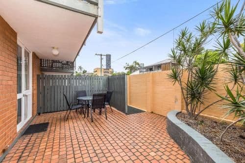 Queen Townhouse Apartment - Non-Smoking