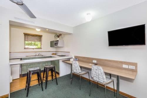 Queen Townhouse Apartment - Non-Smoking