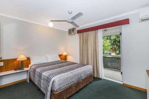 Queen Townhouse Apartment - Non-Smoking