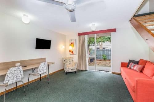 Queen Townhouse Apartment - Non-Smoking