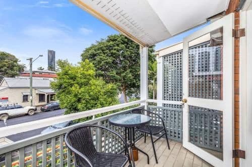 Queen Townhouse Apartment - Non-Smoking