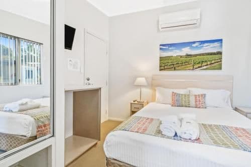 Deluxe Three-Bedroom Cabin - Sleeps 8