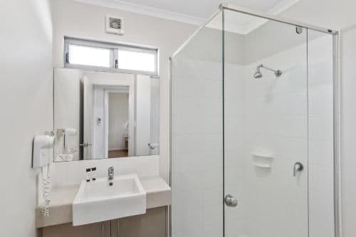 Deluxe Three-Bedroom Cabin - Sleeps 8