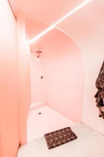 AIRSTREAM - Deluxe Queen Room