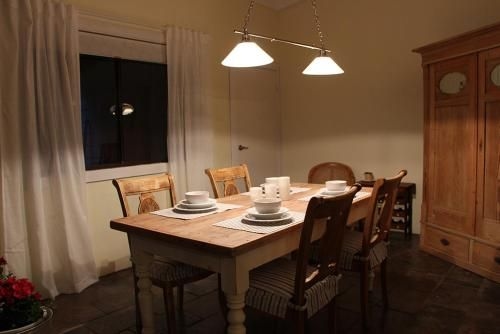 Bickley Valley Cottage0