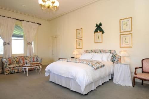 Deluxe Queen Room - White